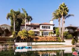 It S Not Too Late To Say Sorry For Not Buying Justin Bieber S Old House Outdoor Covered Patio Contemporary Style Homes Lakefront Property