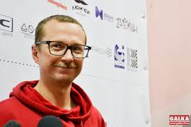У києві на перехресті вулиць ярославів вал і франка у середу, 21 квітня, через зауваження побили ведучого телебачення торонто романа вінтоніва (майкл щур). Majkl Shur Vzhe Sogodni Prezentuye Novu Peredachu Vid Telebachennya Toronto Video