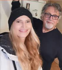 Stefania, che all'interno della casa ha sempre voluto evitare di parlare del suo ex marito, non è stata ancora informata di quanto accaduto, ma a giudicare dalla sua reazione alle. Gf Vip Andrea Roncato Oggi Chi E L Ex Di Stefania Orlando Eta Attuale Moglie Figli Donnapop