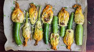 Il fiore maschile della zucchina (detto anche fiore di zucca, fiorillo o fiore di zucchina) è quello che nasce all'apice di un lungo stelo. Fiori Di Zucchine Ripieni Di Crema Di Melanzane La Ricetta