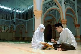 Konsep prewedding islami ini, cukup unik dan menarik karena memasukan musik tradisional. 10 Rekomendasi Gaya Foto Prewedding Yang Harus Dicoba Wedding Market
