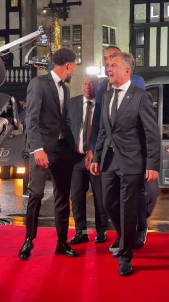 ⭐¡Furor por Vozinha en la alfombra roja del Balón de Oro!, 🎥 @ballondorofficial
