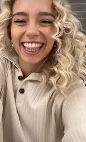 Lisa Mantle'sCute smile