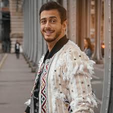 شارك الفنان المصري سعد الصغير متابعيه بفيديو طريف له نشره عبر حسابه الخاص على موقع التواصل الإجتماعي، ظهر فيه وهو يحاول التحدث باللغة الإنجليزية على طريقته الخاصة، مبدلاً بعض الكلمات بكلمات أخرى سهلة اللفظ، وينطق. Ø³Ø¹Ø¯ Ù„Ù…Ø¬Ø±Ø¯ ÙŠØ³ØªØ¶ÙŠÙ Ù†ÙØ³Ù‡ Ù…Ø¬Ù„Ø© Ø³ÙŠØ¯ØªÙŠ Ø¹Ø±Ø¨ ÙÙ†