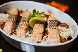 Rezept Fur Mediterranen Lachs Mit Reis Aus Dem Ofen Lachs Mit Reis Rezepte Und Lachs Gerichte
