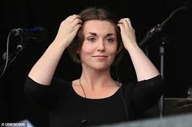 Sinead o'connor (so001sh) today i remembered the night after i had to shave my head and how you comforted me. Sinead O Connor Zeigt Ihre Tochter Beantragt Hat Die Ihr Erscheinen Auf Den Ersten Termin Aktuelle Boulevard Nachrichten Und Fotogalerien Zu Stars Sternchen