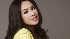 Mới đây, người đẹp đã khoe bé gấu biết đọc truyện tiếng anh, làm toán dù chỉ mới 5 tuổi. Ca SÄ© Thanh Lam La Ai Cuá»™c Ä'á»i Va Sá»± Nghiá»‡p