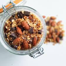 Granola Aux 3 Flocons Amandes Grillees Et Chocolat Noir Les Recettes De Julie Gri En 2020 Recette Granola Maison Recette De Julie Granola