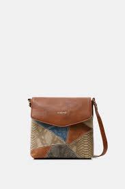 Modèle avec rabat en imitation suède doté d'une poche et orné d'une décoration devant. Petit Sac Carre A Bandouliere Patch Reptile Desigual Com