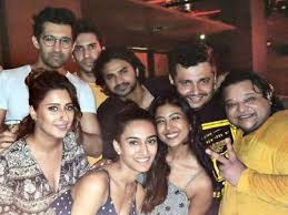 Erica fernandes aka sonakshi took to social media to express her grief about the same. Erica Fernandes Reunites With The Kuch Rang Pyaar Ke Aise Bhi Team Take A Look Times Of India
