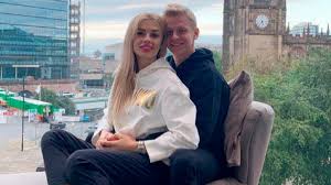 Футболист зинченко поцеловал журналистку в прямом эфире. Dlya Apl Eto Smeh Vlada Sedan Otreagirovala Na Udalenie Zinchenko V Matche S Tottenhemom Futbol 24