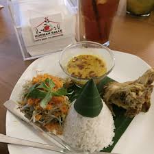 Resep ayam goreng bumbu meresap pasti dilakukan dengan teknik tertentu. Ayam Lodho Henymadany