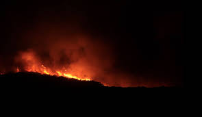 Fiamme e devastazione nella sardegna centro occidentale, più di mille fra turisti e residenti evacuati dai paesi del montiferru (550 a santulussurgiu, cuglieri, scano) e della planargia (sennariolo, flussio. Vbehyfny 6vwam