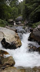 Apa are un volum de 400 de litri pe secunda, un spectacol al naturii in fata caruia ramai mut de uimire. Cheile Zanoagei Cheile Orzei Si 7 Izvoare Tara Dacilor