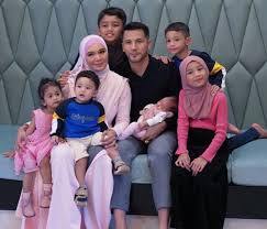 Dato aliff syukri telah menubuhkan syarikat d'herbs healthy sdn. Bangganya Dato Aliff Dan Datin Shahida Ada Anak Seperti Ammar Berita Kopak Media