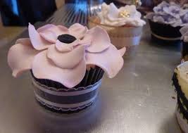 To make beautiful cakes you do not need to become a pastry cook. Crafting Couture Cupcakes With A True Cake Artist My Lesson With Lori Hutchinson Das Cupcake
