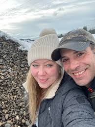 Roberta Newell's Instagram, Twitter & Facebook