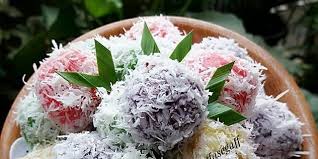 Masukkan 250 gram tepung ketan dan tepung beras sebanyak 50 gram. 5 Cara Membuat Klepon Singkong Yang Kenyal Dan Gurih Mudah Dipraktikkan Di Rumah Merdeka Com