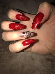 Acrylic nail shapes give you a variety of options to go for without waiting to grow your nails and having trouble when you have a broken nail in the middle. Nails Acrylics Red Gold Disenos De Unas Swarosky Unas