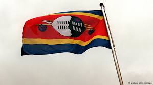 The national flag of eswatini is rectangular and features three horizontal bands of blue (top), red (triple width), and blue; Wer Kennt Eswatini Afrika Dw 05 09 2018