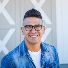 Shari Daniel's Instagram, Twitter & Facebook