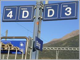 Finde das ideale skigebiet zum skifahren in der italienischsprachigen schweiz. Sprachenvielfalt Schweiz Da Die Italienische Grenze In Der Mitte Des Simplontunnels Naher Liegt Als Die Sprachgrenze Deutsch Franzosisch In Sierre Bahnbilder De