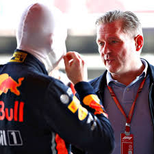 Als sohn von vater jos verstappen und mutter sophie kumpen erlangte er im jahr 2021 als treiber berühmtheit zum beispiel für toro rosso & f1 2015. Formel 1 Vater Von Max Verstappen Kritisiert Red Bull Fur Fehlende Entwicklung