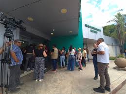 Cierran puertas de la Comisión Federal de Electricidad tras protestas en Culiacán