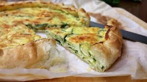 Vi basterà farcire la base di pasta brisèe con ricotta, zucchine saltate in padella e salmone affumicato. Torta Salata Zucchine E Salmone Da Leccarsi Le Dita