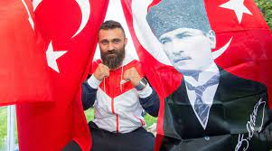 Futbolcu olarak planladığı kariyerini boksör olarak devam ettirmektedir. Boksor Unsal Arik In Arabasinin Lastiklerini Kestiler Aranizdan Gitmeme Az Kaldi