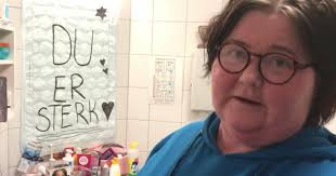 Hun har til og med satt opp det rosa juletreet vårt. Min Store Drom Er At Pernille Og Jeg Greier A Komme Hjem Til Mamma Pa Julaften