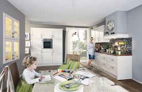 Moderne Landhauskuche In Hellen Farben Von Nobilia Erhaltlich Bei Hoffner Landhauskuche Kuche Kuchenstudio