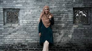 Walaupun tertutup jilbabnya tetapi dari samping tampak menonjol dan montok kira ukuran 36b. 4 Cara Merawat Rambut Berhijab Disarankan Keramas Tiap Hari Kok Bisa Gaya Tempo Co