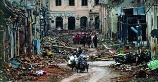 Snimateljska ekipa talijanske televizije u gradu je dva dana nakon krvavog pira okupatora još uvjek po ceti leže mrtvi naj upečatljivije je kako srednjovječni stanovnik vukovara hvali se kako je ubio svog susjeda i bacio ga u bunar. Posljednji Dani Sjecanje Na Herojski Otpor Vukovara 16 11 1991