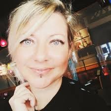 Leann Leach's Instagram, Twitter & Facebook