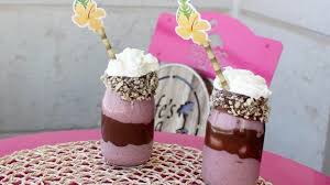 Check Out How To Decorate This Yummy Smoothie Milkshake Delicious طريقة رائعة لتقديم الكوكتيل ابهري بها صديقاتك عمان ا Yummy Smoothies Yummy Recipes