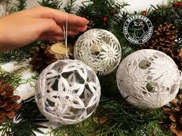 Set Of 3 Christmas Baubles White Crochet Ball Christmas Tree Etsy In 2020 Christmas Baubles Christmas Tree Decorations Lace Decor