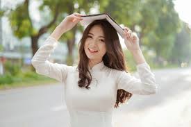Cô gái gốc hà nam hiện là sinh viên năm cuối của trường đại học sư phạm nghệ thuật trung ương và có giọng hát tốt. Eki98rqatvc Tm