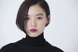 cyan s choice 計算ずくのデザインテクで シンプルショートに色気を添えて モード ヘア 黒髪 ボブ ストレート ショート のヘアスタイル