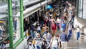 Medellín es una hermosa ciudad colombiana que acoge a miles de turistas al año. Metro De Medellin Inicio