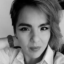 Andre Hernández, instructora especializada en servicios en cejas y  pestañas: extensiones pelo a pelo y volumen ruso, lifting de pestañas,  depilación en hilo, laminado y sombreado de cejas.