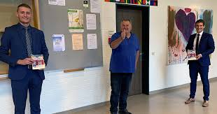 Simon zuhra, vice chairman of the foundation board, thanked all donors as part of the check handing over to vr bank's office. 61 Vr Bank Oberbayern Sudost 2021 Picture