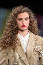 Frisur 90er party 90er party outfit 80er frisuren frisuren tipps 90er haar 90er jahre mottoparty 90er jahre mode 90er style haare und beauty. Retro Curls So Stylst Du Die Wilden Locken Im 90er Look Nach