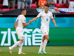 وأضاف باتريك شيك نجم المنتخب التشيكى الهدف الثانى في الدقيقة 80 من زمن المباراة، ليرفع رصيده إلى 4 أهداف في النسخة الحالية من يورو 2020 جاء بهم فى المركز الثانى بقائمة هدافى البطولة بفارق هدف وحيد خلف النجم البرتغالى كريستيانو رونالدو صاحب الصدارة. Xixovzt5az9bpm