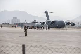 Ci sono feriti tra gli afghani afghanistan, attentato suicida e sparatoria presso l'aeroporto di kabul qualche ora prima, momenti di panico si sono avuti a bordo di un c130 dell'aeronautica. Txwjrymcv6jjzm