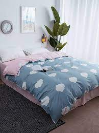 La housse de couette permet d'apporter une touche personnalisée à votre chambre et du côté des couleurs et imprimés là aussi vous avez le choix : Housse De Couette Imprimee Nuage Romwe