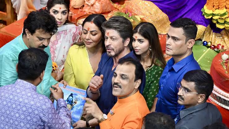 Shah Rukh Khan: Shah Rukh Khan, Gauri Khan turn protective for..