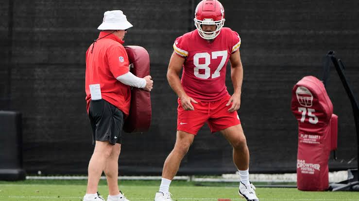 Travis Kelce, Trey Smith arrive at Chiefs mandatory minicamp