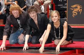 Jetzt ta lesen und bis zu 80 € prämie sichern! Rupert Grint Daniel Radcliffe Emma Watson Bei Der Induktion Zeremonie Fur Harry Potter Fussdruck Und Zauberstab Print Zeremonie Graumans Chinese Theatre Los Angeles Ca 9 Juli 2007 Foto Dee Cerconeeverett Fruugo De