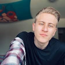 Cameron Sloss's Instagram, Twitter & Facebook